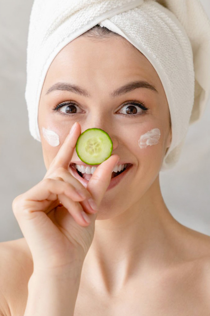 Rostro femenino utilizando un cosmético
