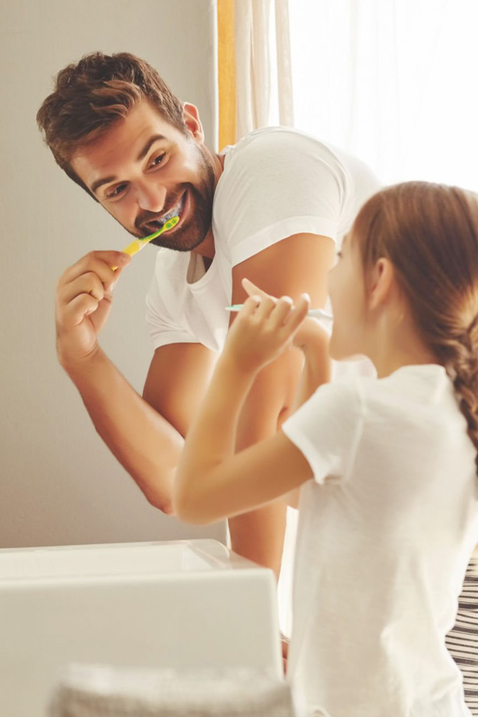 Mujer lavandose los dientes